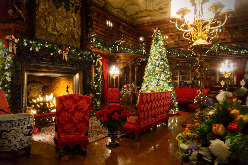 A room in a old house decorated with Christmas decorations in Asheville in North Carolina