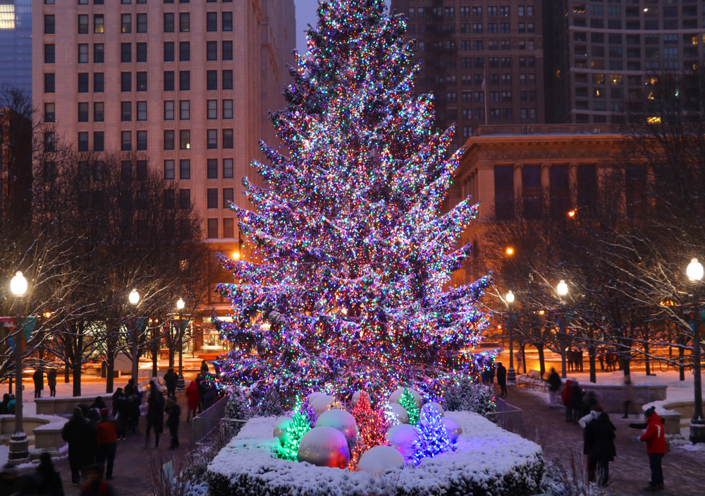 A beautiful Christmas tree in Chicago in front of buildings