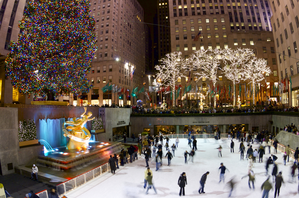 People ice skating at the Rockefeller Centre in New York