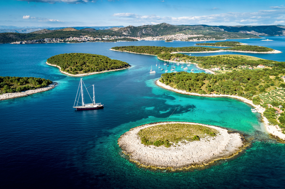 aerial view of islands with small boats surrounding them day trips from split