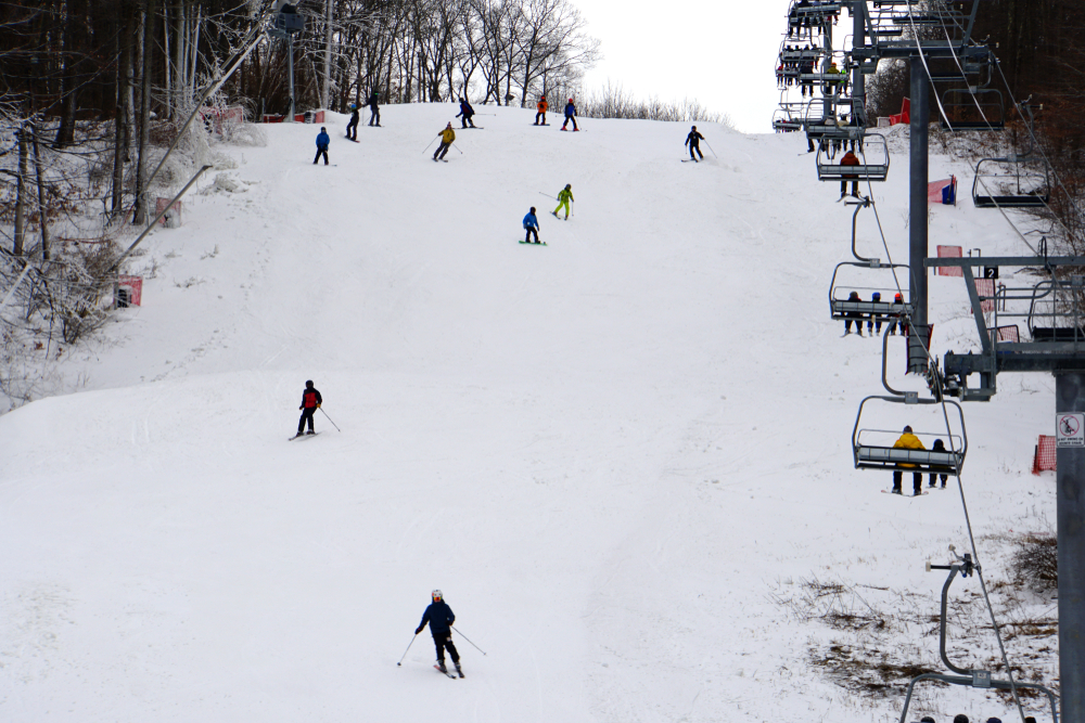 people skiing on the mountain slope towns in the pocono mountains