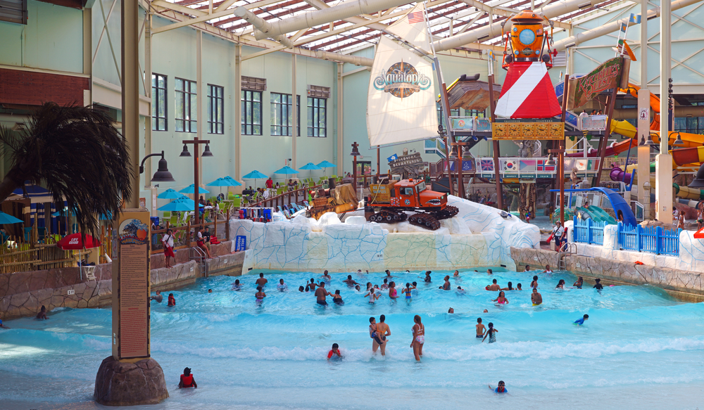 people playing in indoor water park towns in the pocono mountains 