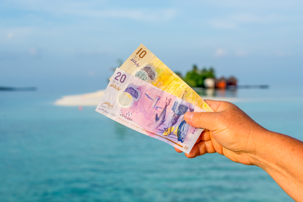 maldivian rufiyaa bank notes traveling to the maldives