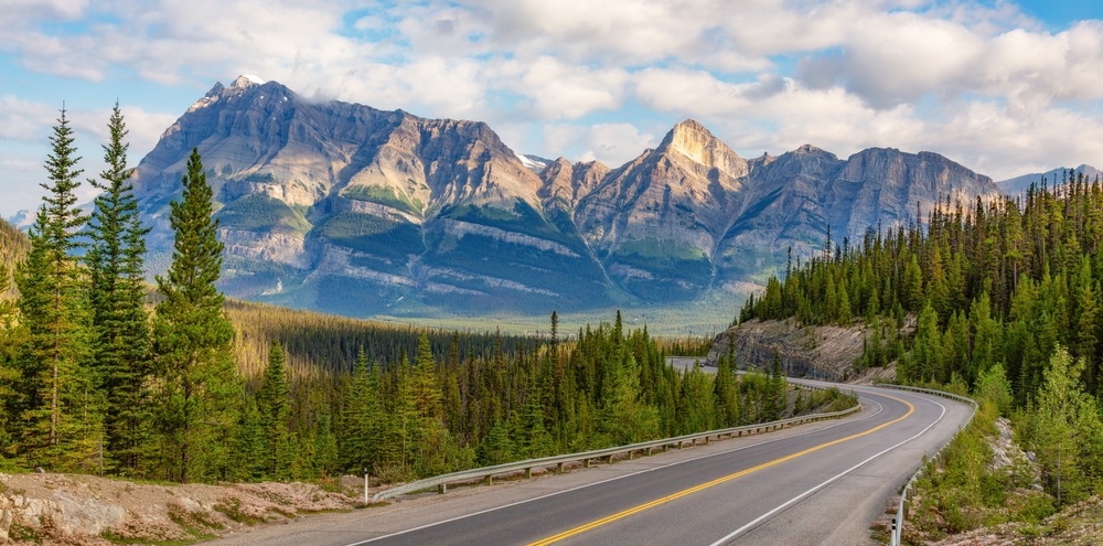 highway with mountain view icefields parkway