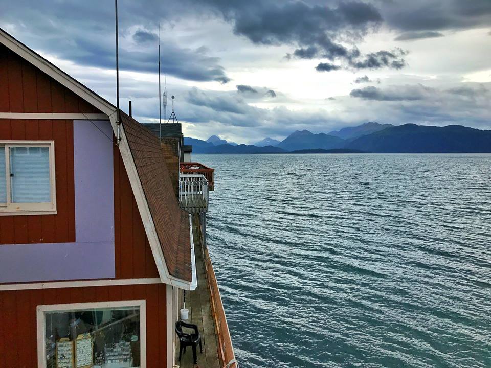 Die Aussicht auf die Kachemak Bay und die Berge von der Homer Alaska Nehrung