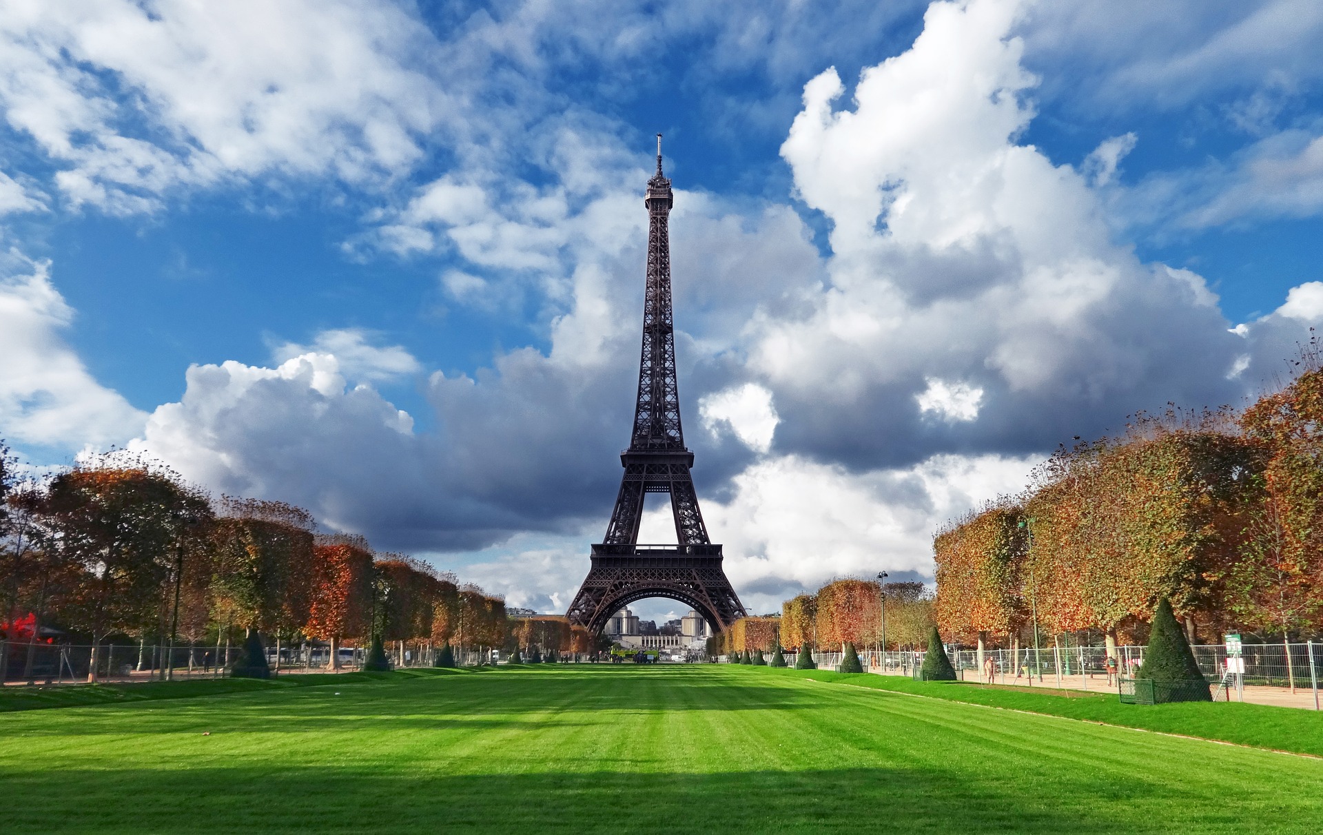 eiffel tower paris at day