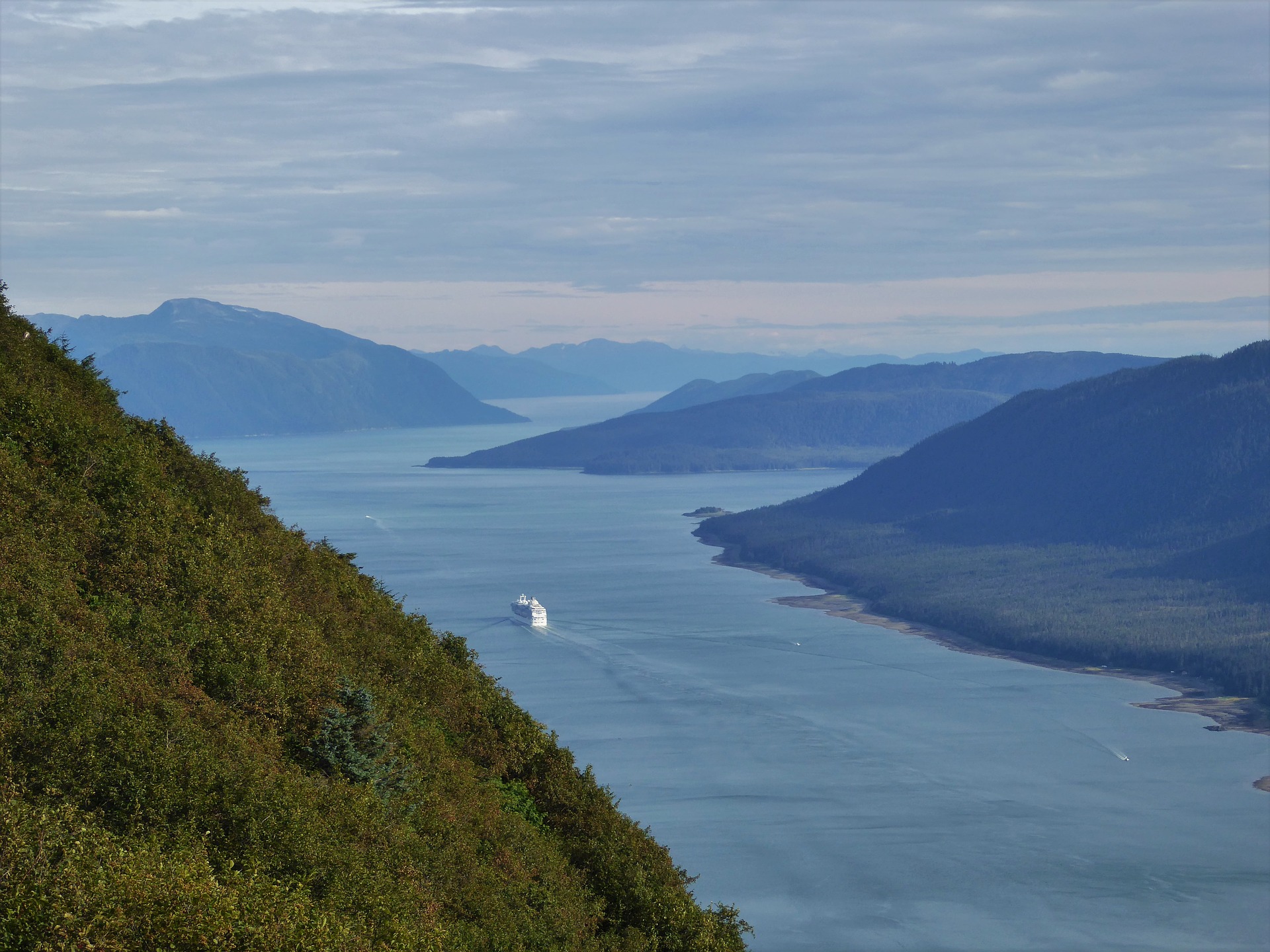 Alaska Cruise pakkeliste skib i en afstand