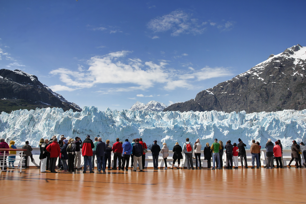 Alaska cruise pakkeliste passagerer ser gletscher