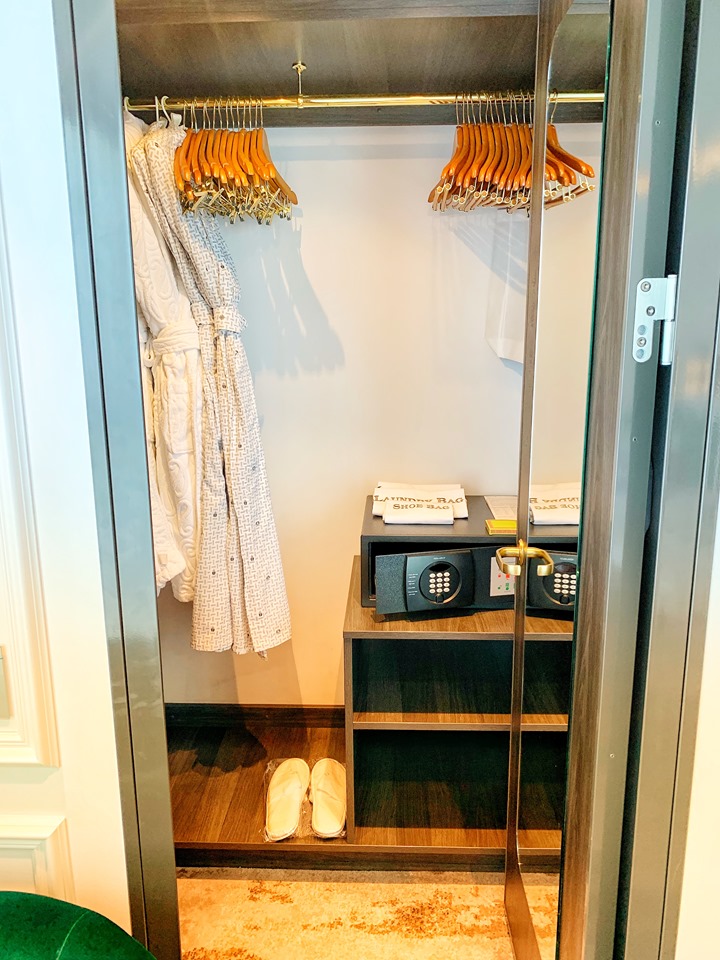 Crystal River Cruises walk in closet