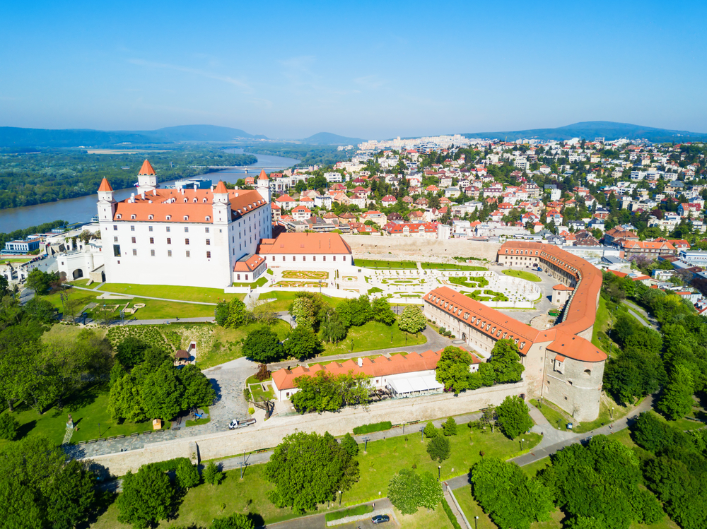 https://lindaontherun.com/wp-content/uploads/2019/05/Things-to-do-in-Bratislava-drone-shot-of-Bratislava-Castle.jpg