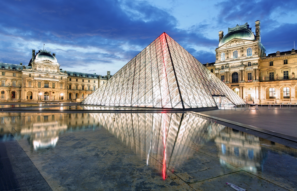 5 days in Paris Louvre at twilight
