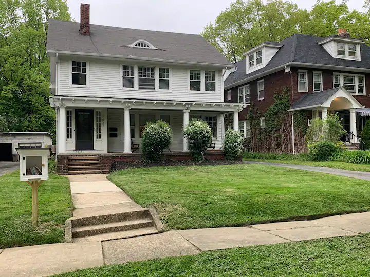 A private third-floor apartment, Shaker Lakes Loft is a great choice in a great location.