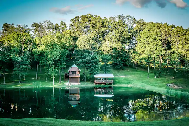 Airbnb in Ohio pretty cabin on beautiful lake