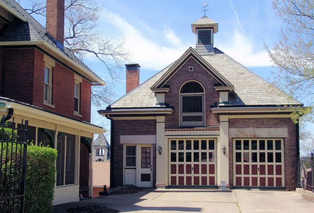 The exterior of the 1882 carriage house apartment on a sunny day is a Ohio VRBO.