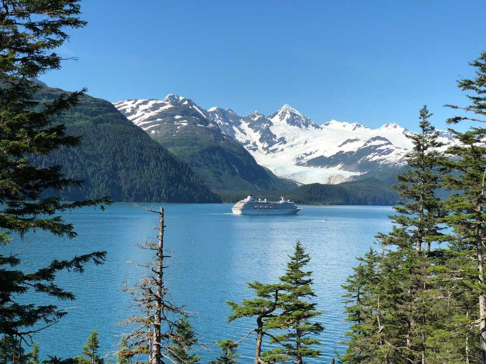 Cruise ship in Alaska sailing towards snow capped mountains
Alaska Cruise packing list