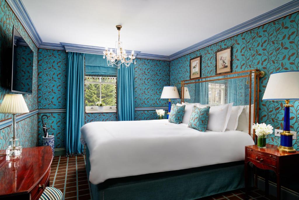 A blue and gold bedroom in one of the boutique hotels in London. 