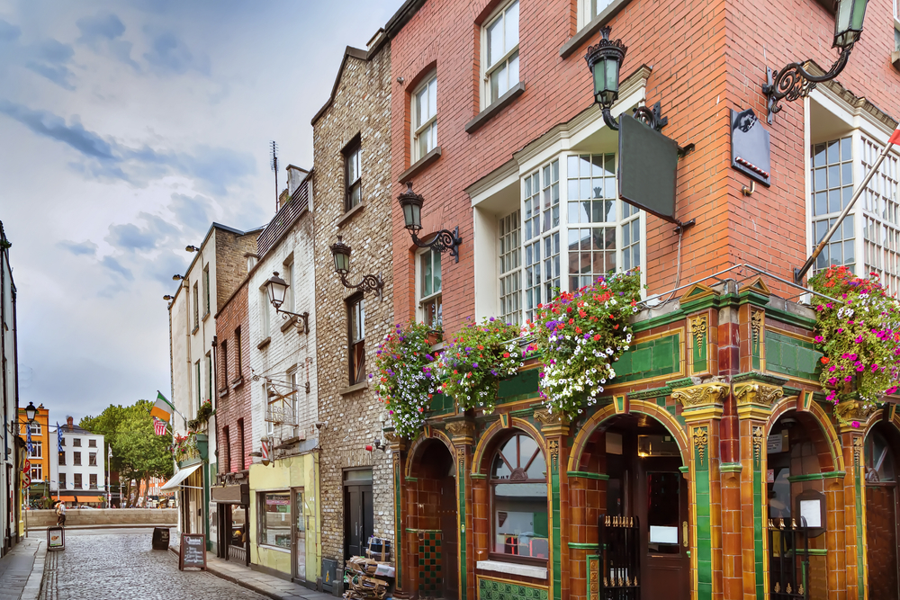 A cafe where they serve breakfast in Dublin on a cobblestone street