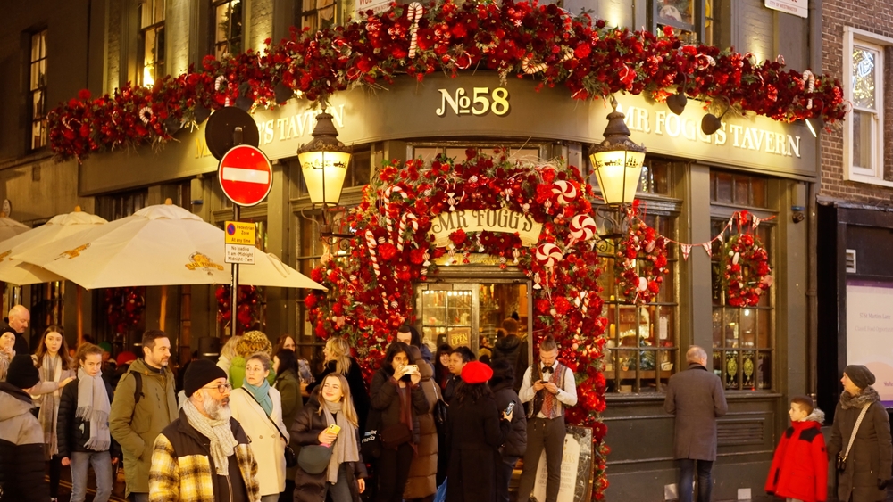 Mr Foggs Tavern in London beautifully decorated for Christmas. This is one of the best bars in Covent Garden. 