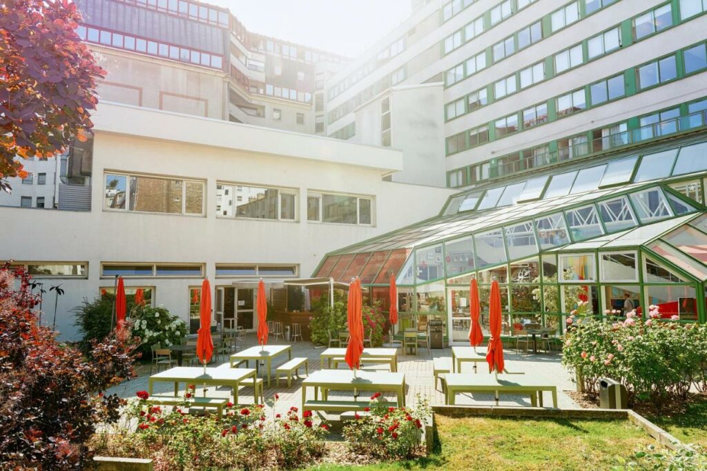 Photo of the garden lounge at the FIAP Paris hostel.
