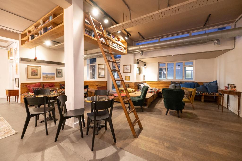 Common room for sitting and relaxing best hostels in london