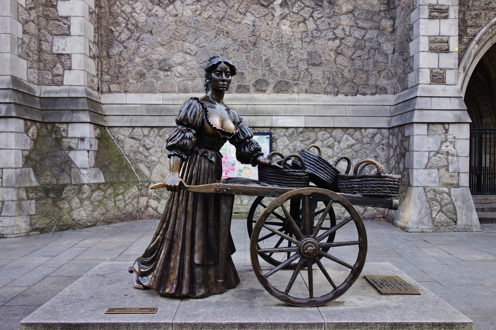 Statue of Molly Malone, heroin of an Irish folk song, in the Irish capital. One of the things to see on 3 days in Dublin 