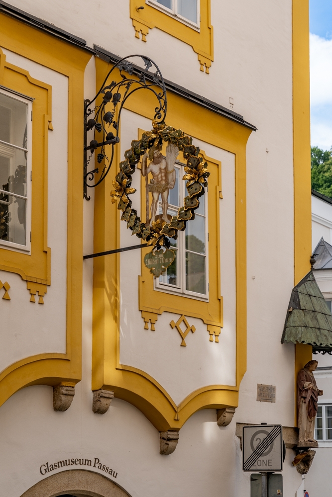 Photo of a decorative sign over the entrance to the Passau Glass Museum.