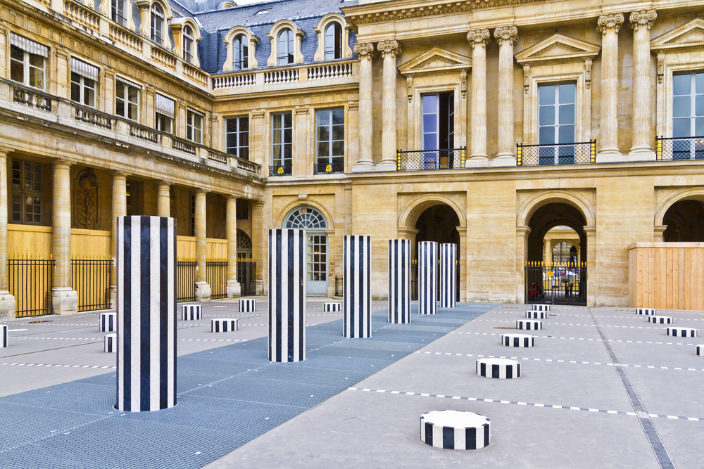 Black and white columns of different sizes in the courtyard of the Palais Royal.