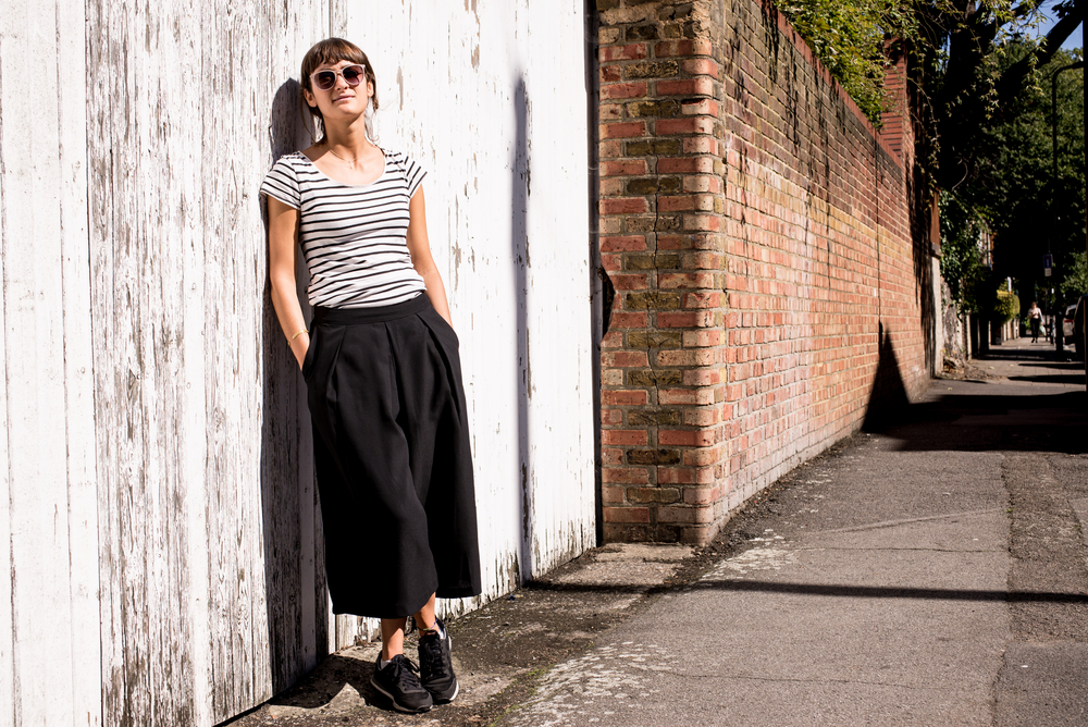 Women in London in summer  wearing a comfortable outfit for exploring.  