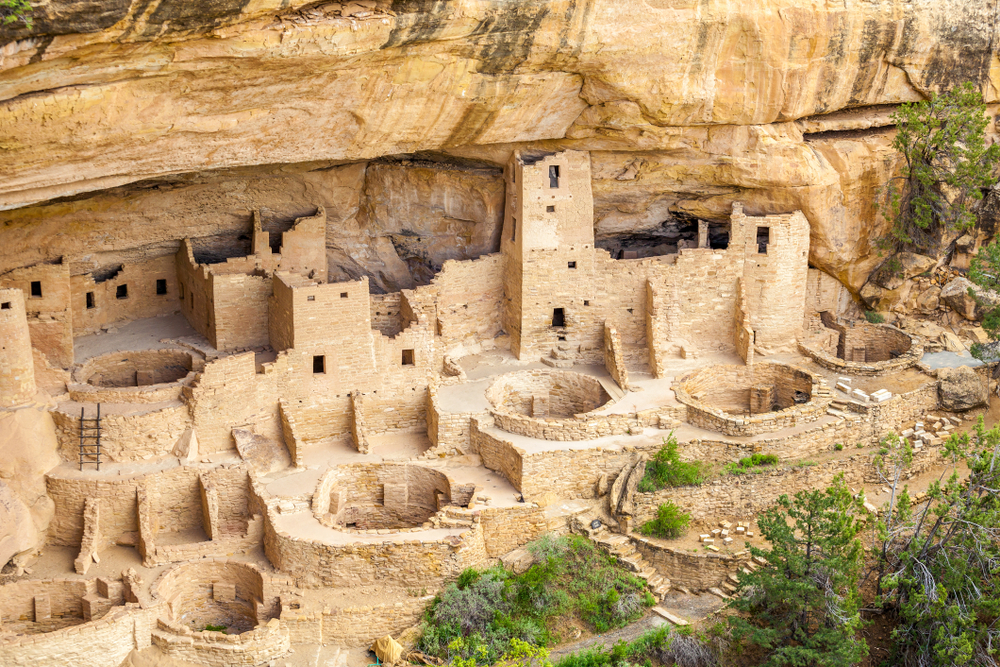 Cliff dwellings in Mesa Verde Nation. The article is about things to do in Coloradoal Parks, Colorado, USA