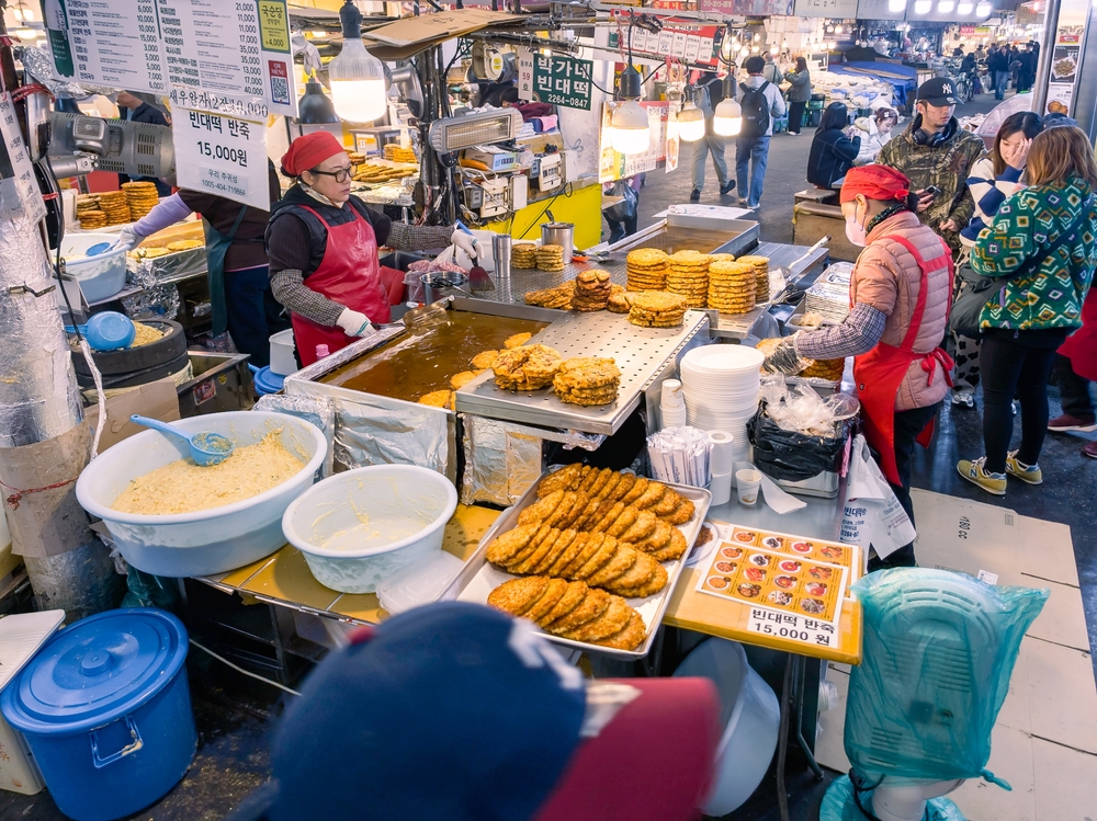 korean food stalls in a market things to do in seoul