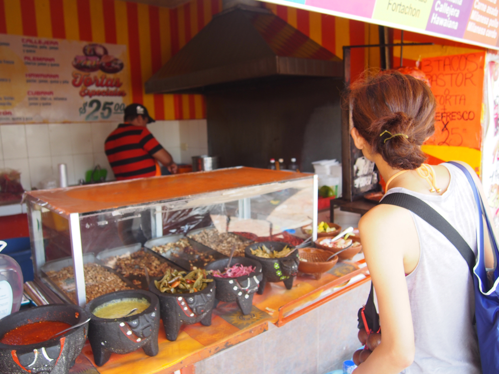 girl buying tacos